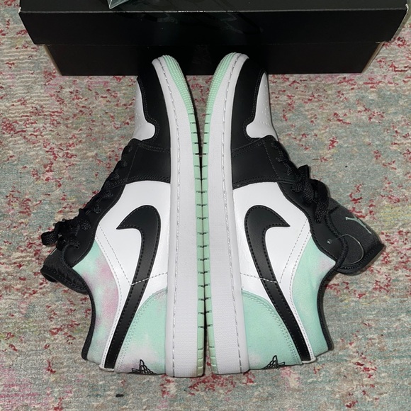 Worn once - Air Jordan 1 Low SE - White - Mint Foam - Black - Picture 5 of 9